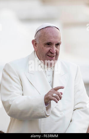 Cité du Vatican, Vatican. 11Th Nov, 2015. Pape Francis utilise son audience générale hebdomadaire sur la Place Saint Pierre au Vatican où il a poursuivi sa catéchèse sur la famille, surtout sur l'importance de l'unité. Credit : Giuseppe Ciccia/Pacific Press/Alamy Live News Banque D'Images