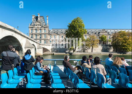 France, Paris, Le Louvre vu à partir d'un bateau-mouche Banque D'Images