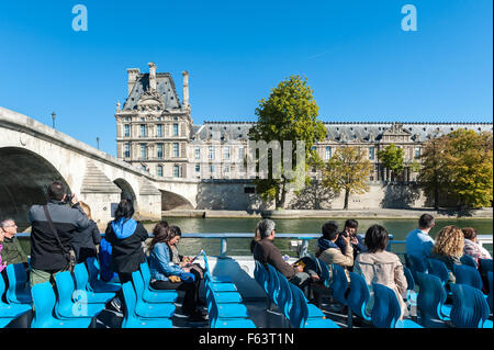 France, Paris, Le Louvre vu à partir d'un bateau-mouche Banque D'Images