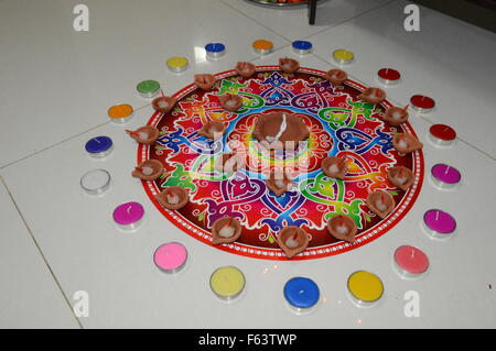 Diwali rangoli avec deepak colorés Banque D'Images