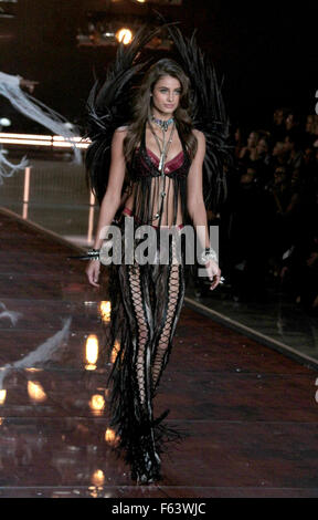 New York, USA. 10 Nov, 2015. Le modèle de TAYLOR HILL marche piste au 2015 Victoria's Secret Fashion Show qui a eu lieu à l'hôtel Lexington Armory. Credit : Nancy/Kaszerman ZUMA Wire/Alamy Live News Banque D'Images