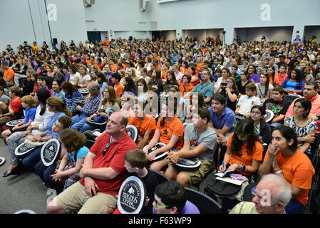 Rick Riordan parle à Miami Dade College à propos de son nouveau livre 'Magnus Chase et les dieux de l'Asgard, Livre 1 : l'épée de l'été' pour une pleine maison présenté par Books & Books en collaboration avec le Centre pour la littérature et l'écriture avec : Atmosphère lor Banque D'Images