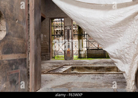 Travaux de restauration à la maison des Vettii, (Casa dei Vettii), célèbre dans la maison riche ancienne ville romaine de Pompéi Banque D'Images