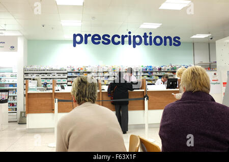 Chimiste bottes comptoir prescription branche de Canterbury Kent uk novembre 2015 Banque D'Images