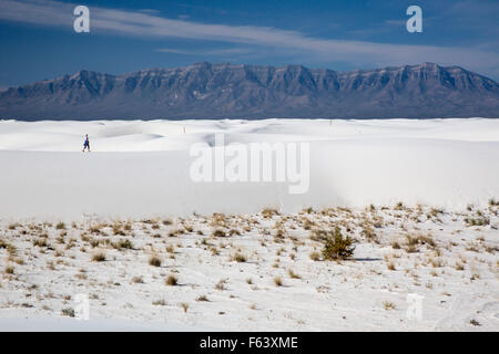 Alamogordo, Nouveau Mexique - une femme en randonnée dans White Sands National Monument. Banque D'Images