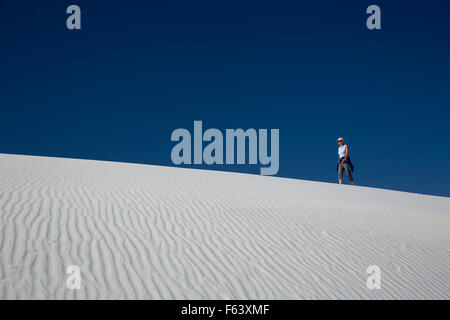 Alamogordo, Nouveau Mexique - Susan Newell, 66, randonnées dans White Sands National Monument. Banque D'Images