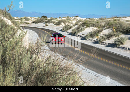 Alamogordo, Nouveau Mexique - une route à travers White Sands National Monument. Banque D'Images