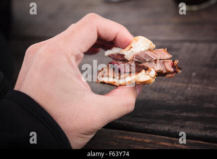 Une morsure d'un sandwich de poitrine de Franklin BBQ à Austin, Texas Banque D'Images