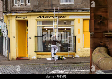 Reburbishing l'extérieur de la propriété de Morag coiffeur unisexe situé le long No.238 Hilltown à Dundee, Royaume-Uni Banque D'Images