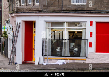 Reburbishing l'extérieur de la propriété de Morag coiffeur unisexe situé le long No.238 Hilltown à Dundee, Royaume-Uni Banque D'Images