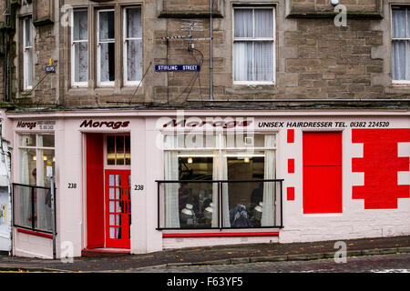 Reburbishing l'extérieur de la propriété de Morag coiffeur unisexe situé le long No.238 Hilltown à Dundee, Royaume-Uni Banque D'Images