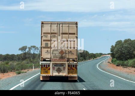 Expolsives sur la route, dans l'ouest de l'Australie. Banque D'Images