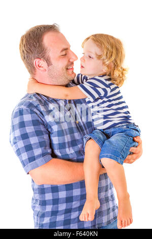 Portrait of young attractive smiling père jouant avec son petit fils mignon sur fond blanc. Banque D'Images