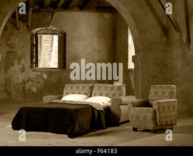 Éléments ménage canapé et fauteuil dans un grand vide intérieur avec des fenêtres ouvertes Banque D'Images