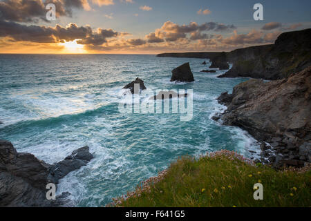 Coucher du soleil Bedruthan Steps entre Padstow Newquay, Cornwall et du Nord Banque D'Images