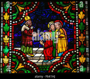 Vitrail représentant la Vierge Marie avec ses parents Saint Ana et Joachim dans la cathédrale de Leon, Espagne Banque D'Images