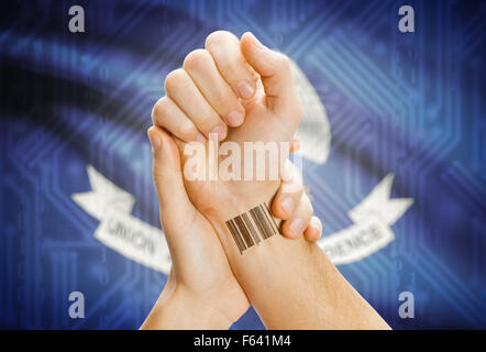 Numéro ID code barre tatoo sur poignet et USA statesl drapeau sur arrière-plan - Louisiane Banque D'Images