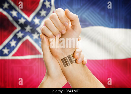 Numéro ID code barre tatoo sur poignet et USA statesl drapeau sur background - Mississippi Banque D'Images