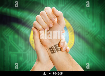 Numéro ID code barre tatoo sur poignet et USA statesl drapeau sur arrière-plan - Washington Banque D'Images