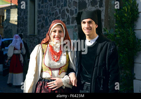 Portrait de jeune peuple sarde en vêtements traditionnels lors d'une fête de carnaval, Seneghe, Sardaigne, Italie, Europe Banque D'Images