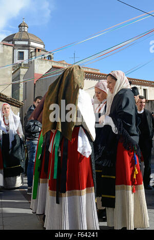 Les jeunes femmes sardes en vêtements traditionnels lors d'une fête de carnaval, Seneghe, Sardaigne, Italie, Europe Banque D'Images