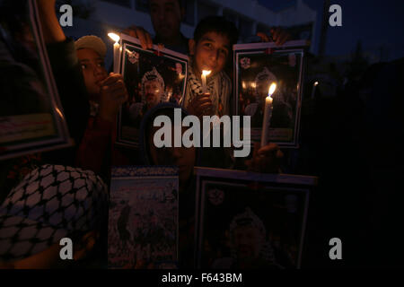 Gaza, bande de Gaza le 11 novembre. 11Th Nov, 2004. Les garçons palestiniens détiennent des bougies et des portraits de Yasser Arafat lors d'un rassemblement marquant le 11e anniversaire du dirigeant palestinien Yasser Arafat est mort, à Khan Younis, au sud de la bande de Gaza le 11 novembre 2015. Arafat est mort le 11 novembre 2004. © Khaled Omar/Xinhua/Alamy Live News Banque D'Images