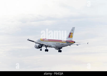 -L'avion Airbus A319-111-, -d- Iberia, la compagnie aérienne est l'atterrissage sur l'aéroport de Madrid-Barajas -Adolfo Suarez- aéroport. Banque D'Images