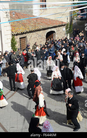 Les jeunes gens sarde en vêtements traditionnels lors d'une fête de carnaval, Seneghe, Sardaigne, Italie, Europe Banque D'Images