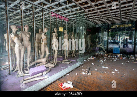 Magasin abandonné près de la Place Omonia à Athènes, Grèce. Banque D'Images