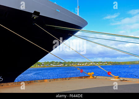 Bateau de croisière image générique de la proue à la recherche jusqu'à partir de la flottaison à la plate-forme montrant amarres et dock Banque D'Images