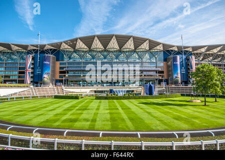 Ascot Racecourse est un hippodrome, situé à Ascot, Berkshire, Angleterre, qui est utilisé pour les courses de chevaux pur-sang. Lieu de course Red Bull Banque D'Images