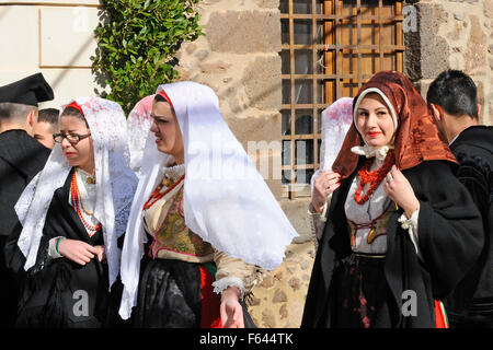 Les jeunes femmes sardes en vêtements traditionnels lors d'une fête de carnaval, Seneghe, Sardaigne, Italie, Europe Banque D'Images