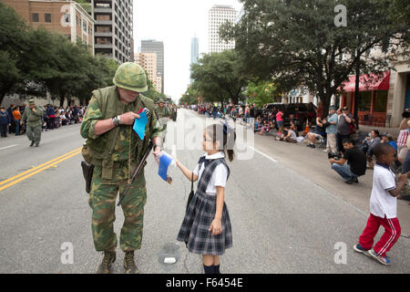 L'intention des enfants du primaire donner des cartes faites à la main pour les anciens combattants militaires pendant la Veteran's Day Parade Banque D'Images