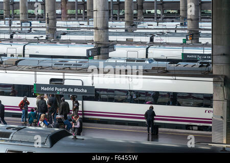 Les passagers d'un train à la gare d'Atocha, le centre de Madrid, Espagne Banque D'Images