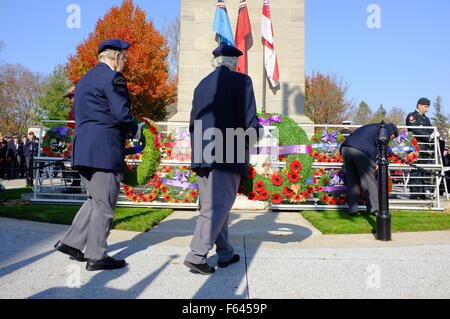 London, Ontario, Canada. 11 novembre, 2015. Des membres des forces armées canadiennes et les membres du public se retrouvent au Cénotaphe à London (Ontario) à l'avers le Jour du Souvenir. Sur cette fonction à l'échelle nationale de communautés sont des cérémonies pour rendre hommage aux soldats tombés. Credit : Jonny White/Alamy Live News Banque D'Images