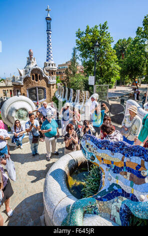 Espagne, Catalogne, Barcelone, quartier de Gracia, Parc Güell, jardin complexe avec les éléments architecturaux conçus par Antoni Gaudi Banque D'Images