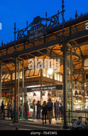 Début de soirée au Mercado de San Miguel, juste à côté de la Plaza Mayor, Madrid, Espagne Banque D'Images