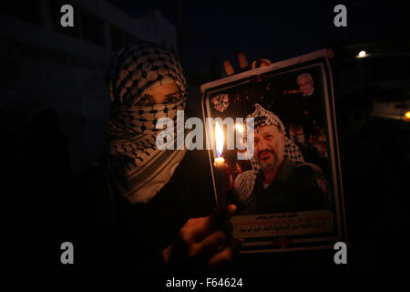 Gaza, bande de Gaza. 11Th Nov, 2015. Un garçon palestinien détient des bougies lors d'un rassemblement marquant le 11e anniversaire de la mort de Yasser Arafat à Khan Younis, dans le sud de la bande de Gaza, le 11 novembre, 2015. Le président palestinien Mahmoud Abbas a déclaré mercredi que l'enquête sur la mort du défunt chef Yasser Arafat fait un long chemin et se poursuivra jusqu'à dévoiler la vérité. © Khaled Omar/Xinhua/Alamy Live News Banque D'Images