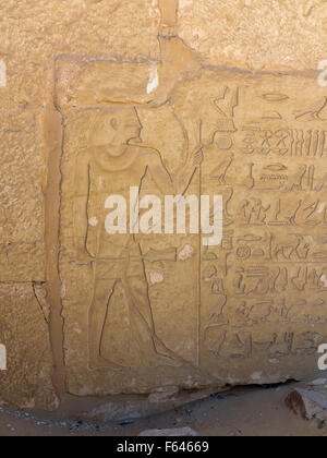 Inscriptions au-dessus de l'entrée de la tombe de Mehu Le champ de mastaba de l'ancien Royaume à la nécropole de Sakkara Également connu sous le nom de Saqqara Egypte Banque D'Images