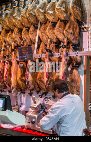 Un étal vendant le jambon de qualité hi, Jamon, dans le Mercado de San Miguel, juste à côté de la Plaza Mayor, Madrid, Espagne Banque D'Images