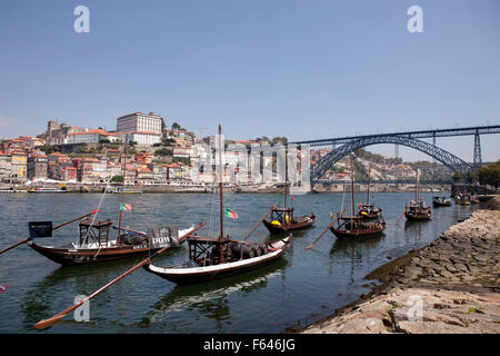 Des barges sur le fleuve Douro, dans la ville historique de Porto, Portugal. Banque D'Images