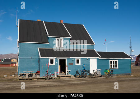 La Norvège, mer de Barents, Svalbard, Spitzberg. Ny Alesund, accueil d'un village de la recherche internationale depuis 1964, maison typique. Banque D'Images