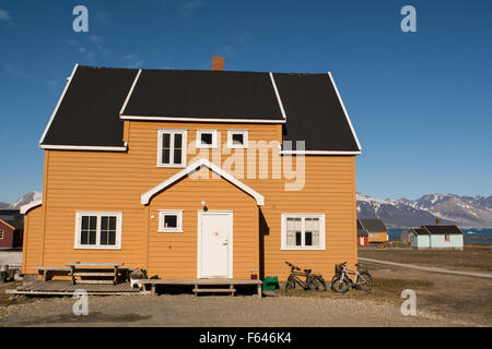 La Norvège, mer de Barents, Svalbard, Spitzberg. Ny Alesund, accueil d'un village de la recherche internationale depuis 1964. maison typique. Banque D'Images