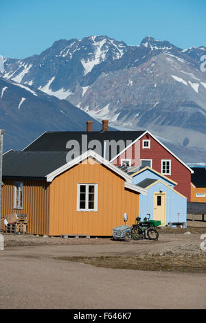 La Norvège, mer de Barents, Svalbard, Spitzberg. Ny Alesund, accueil d'un village de la recherche internationale depuis 1964. Banque D'Images