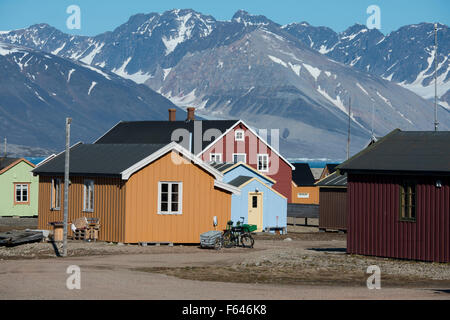 La Norvège, mer de Barents, Svalbard, Spitzberg. Ny Alesund, accueil d'un village de la recherche internationale depuis 1964. Banque D'Images