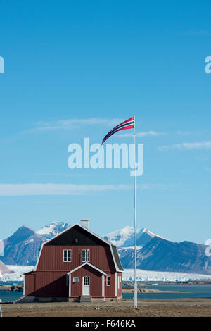 La Norvège, mer de Barents, Svalbard, Spitzberg. Ny Alesund, accueil d'un village de la recherche internationale depuis 1964. Amundsenvillaen. Banque D'Images