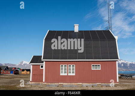 La Norvège, mer de Barents, Svalbard, Spitzberg. Ny Alesund, accueil d'un village de la recherche internationale depuis 1964. Amundsenvillaen. Banque D'Images