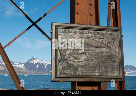 La Norvège, mer de Barents, Svalbard, Spitzberg. Ny Alesund (environ 79° N - 12° F) Amundsen-Ellsworth-Noble Vol transpolaire (1926) Banque D'Images