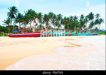 Rangée de bateaux de pêche traditionnelle du Sri Lanka sur Ocean Beach Banque D'Images