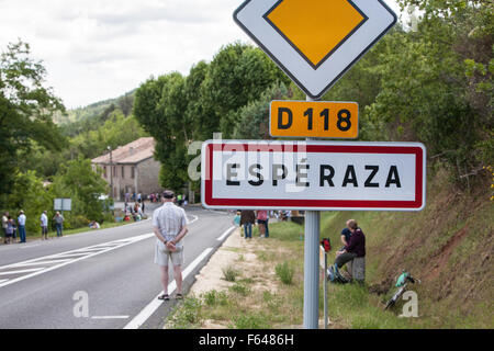 En attente de cyclistes professionnels.Au Sud,France,Tour de France,Wiggins,Espéraza Aude,vélo,Stade de Limoux à Foix,juillet 2012. Banque D'Images